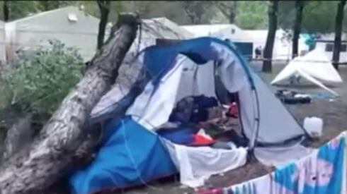 Albero sulla tenda uccide due sorelle