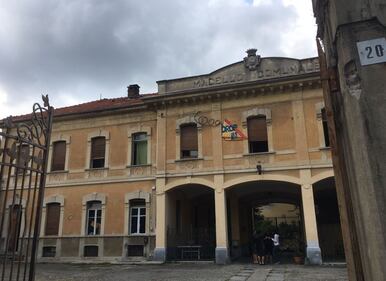 Biella, le foto dello stabile occupato dagli immigrati 4