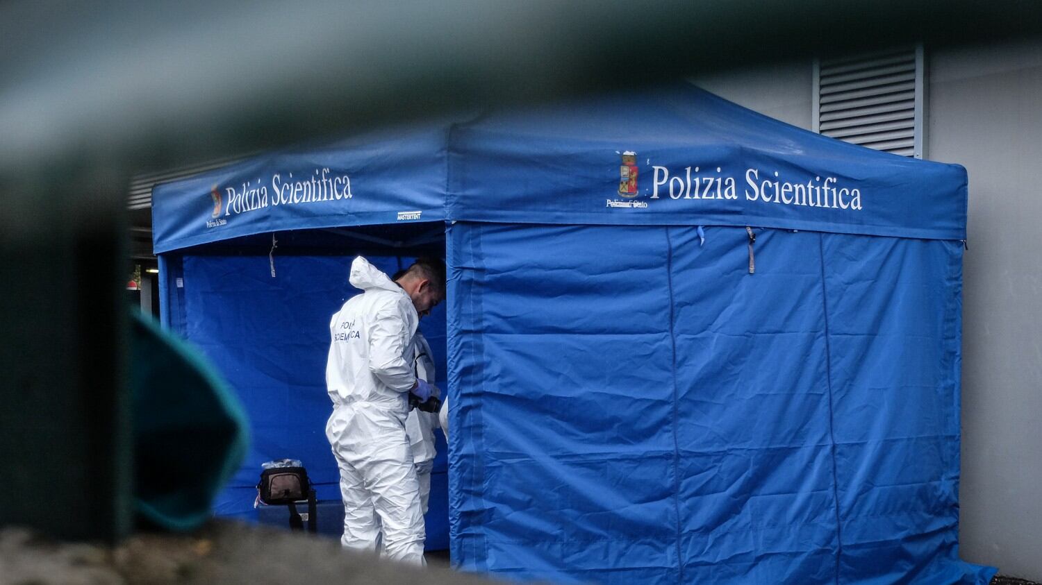 Clochard cadavere a Linate: aveva le mani e i piedi legati