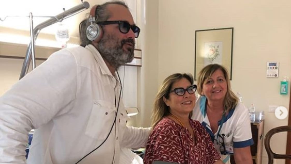 Romina Power, dopo l'operazione il figlio Yari la intrattiene con un dj set: "Ringrazio chi mi ha sostenuta"