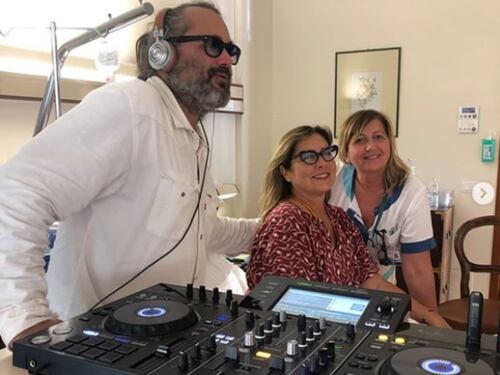 Il figlio di Romina Power va a trovare la madre e la intrattiene con un dj set. Scoppia la polemica