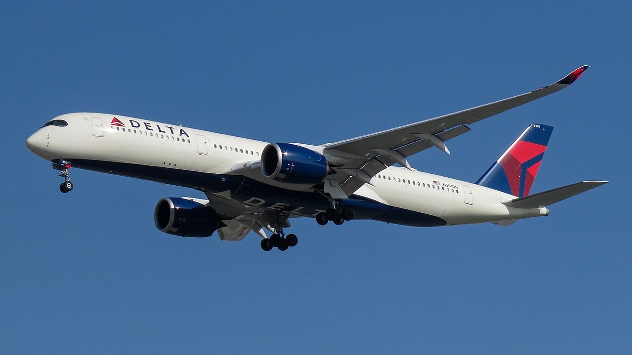 Paura su un volo Delta, 4 feriti in fase di atterraggio: cosa è successo