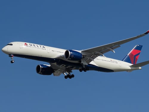 Paura su un volo Delta, 4 feriti in fase di atterraggio: cosa è successo