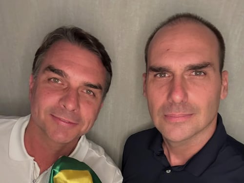 La foto social da Miami dei fratelli Bolsonaro un messaggio al Brasile. “Non vi abbandoniamo”
