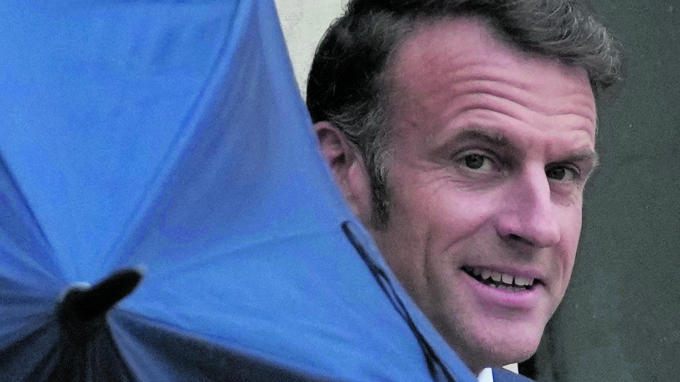 Macron viaggia su un'auto "italiana". Ma nei sondaggi va sempre più lento