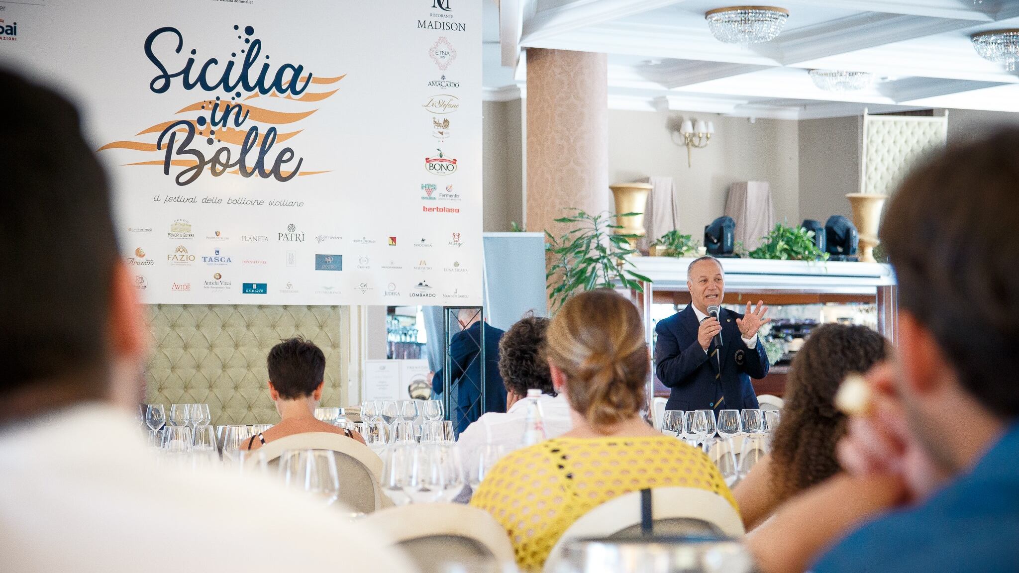 Arancina o arancino? L'importante è berci su uno spumante siciliano!