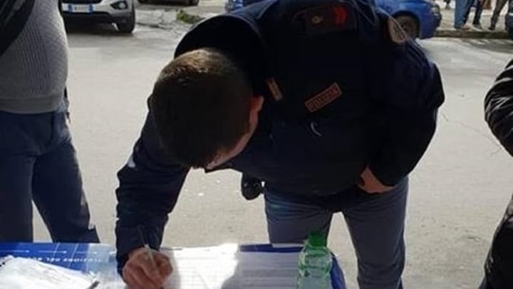 Poliziotto in divisa firma per Salvini e finisce nei guai. La Questura apre un'indagine
