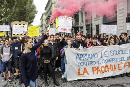 Manifestazione contro il governo: slogan e striscioni degli studenti di Torino 3