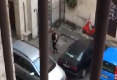 Turista fa la pipì in pieno centro a Roma
