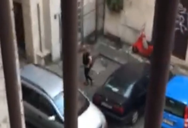 Turista fa la pipì in pieno centro a Roma