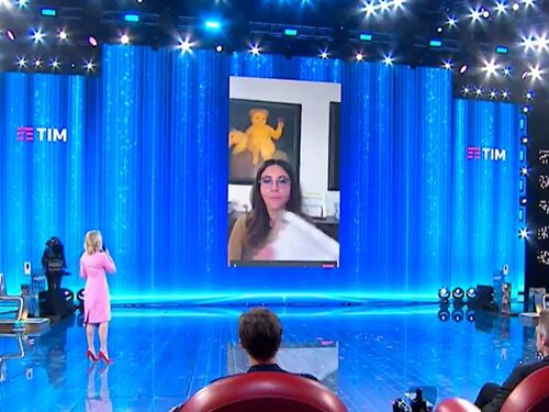 Sabrina Ferilli irrompe ad Amici e gela Maria: "Ciao cornutella"