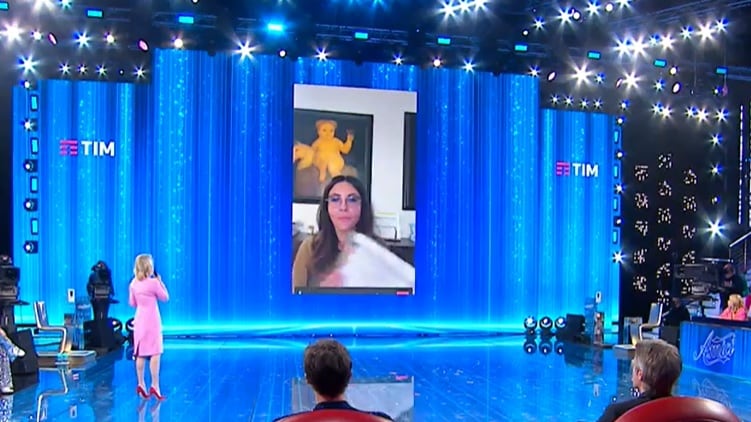Sabrina Ferilli irrompe ad Amici e gela Maria: "Ciao cornutella"