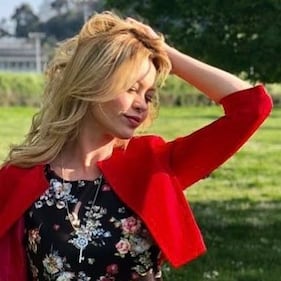 Anna Falchi si prende la scena sui social: gli scatti della sexy tifosa biancoceleste 1