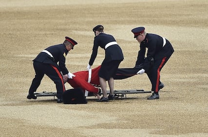 Inghilterra: guardia reale inglese sviene durante il "Trooping the Colour" 4