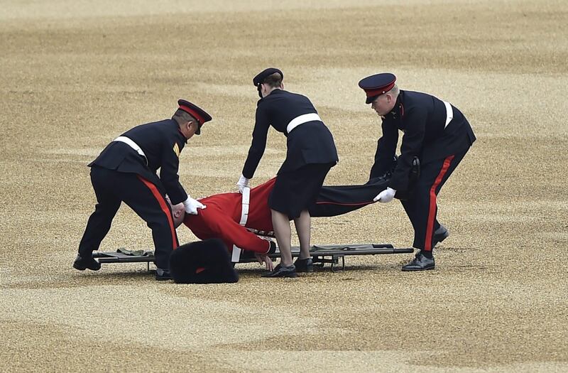 Inghilterra: guardia reale inglese sviene durante il "Trooping the Colour" 4