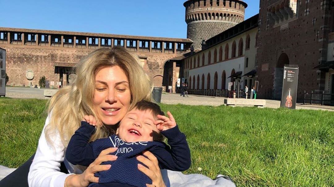 Selvaggia Lucarelli contro la Caruso: "Posta foto all'aperto"