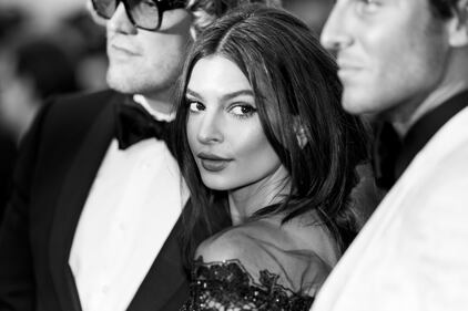 Emily Ratajkowski, l'abito di pizzo nero che incanta Cannes 14