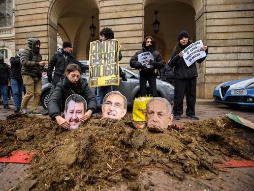 Le assurde proteste fuori dal teatro nel giorno dell'opera contro la guerra