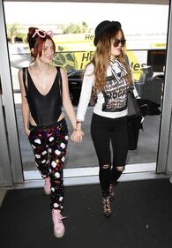 Bella Thorne sexy in aeroporto a Los Angeles 19