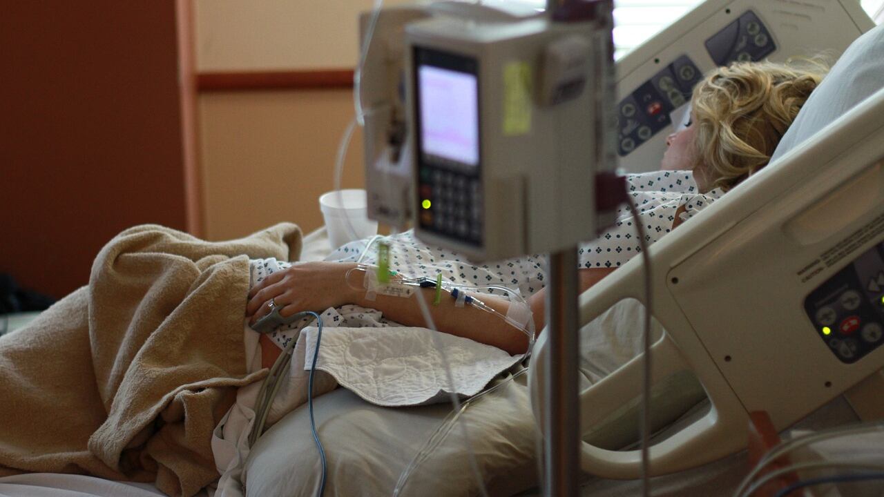 Oltre 30 anni per la diagnosi: la rara malattia del vampiro. Quali sono i sintomi e i rischi
