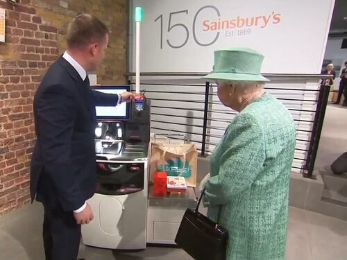 La regina Elisabetta scopre le casse self-service: "Ma si può imbrogliare?"