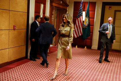 Malania Trump in Arabia Saudita senza velo: tutti i look della First Lady 10