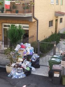 Le palazzine invase dalla spazzatura nel quartiere romano di Cinquina 4