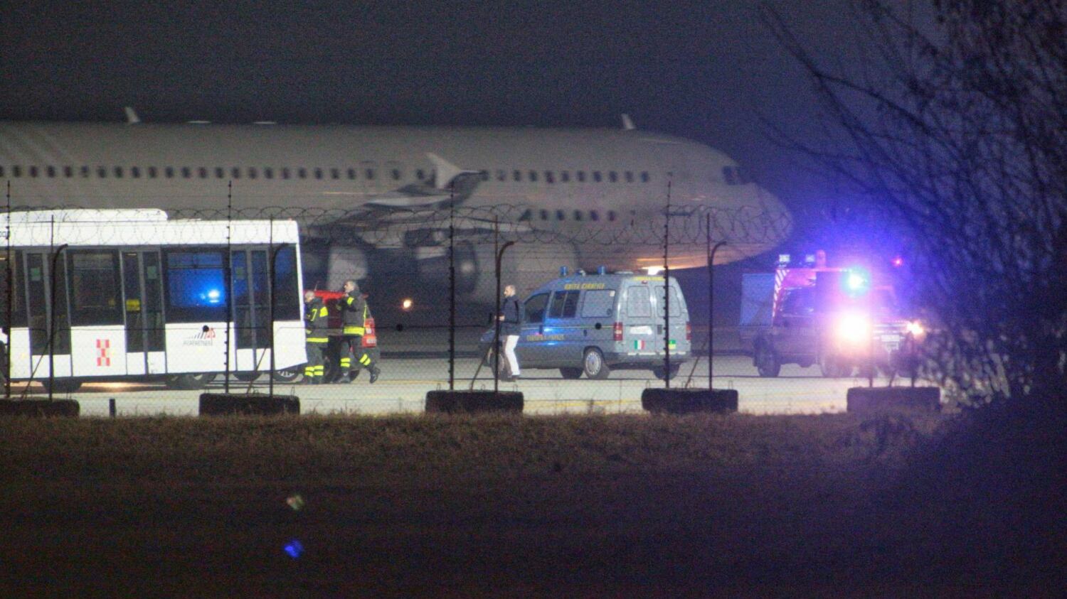 Migrante in fuga dall'aereo. Malpensa nel caos. Salvini: "Lo prenderemo e sarà espulso"