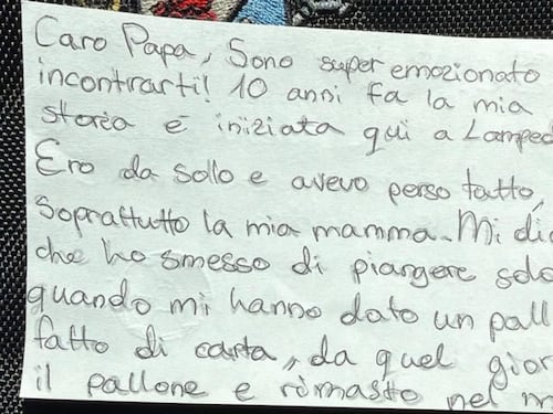 La lettera del piccolo Leo al Papa: “A Lampedusa ero solo, poi un pallone mi ha fatto sorridere”