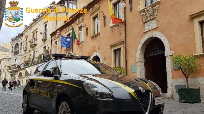 Intascava i soldi del servizio idrico: arrestato avvocato