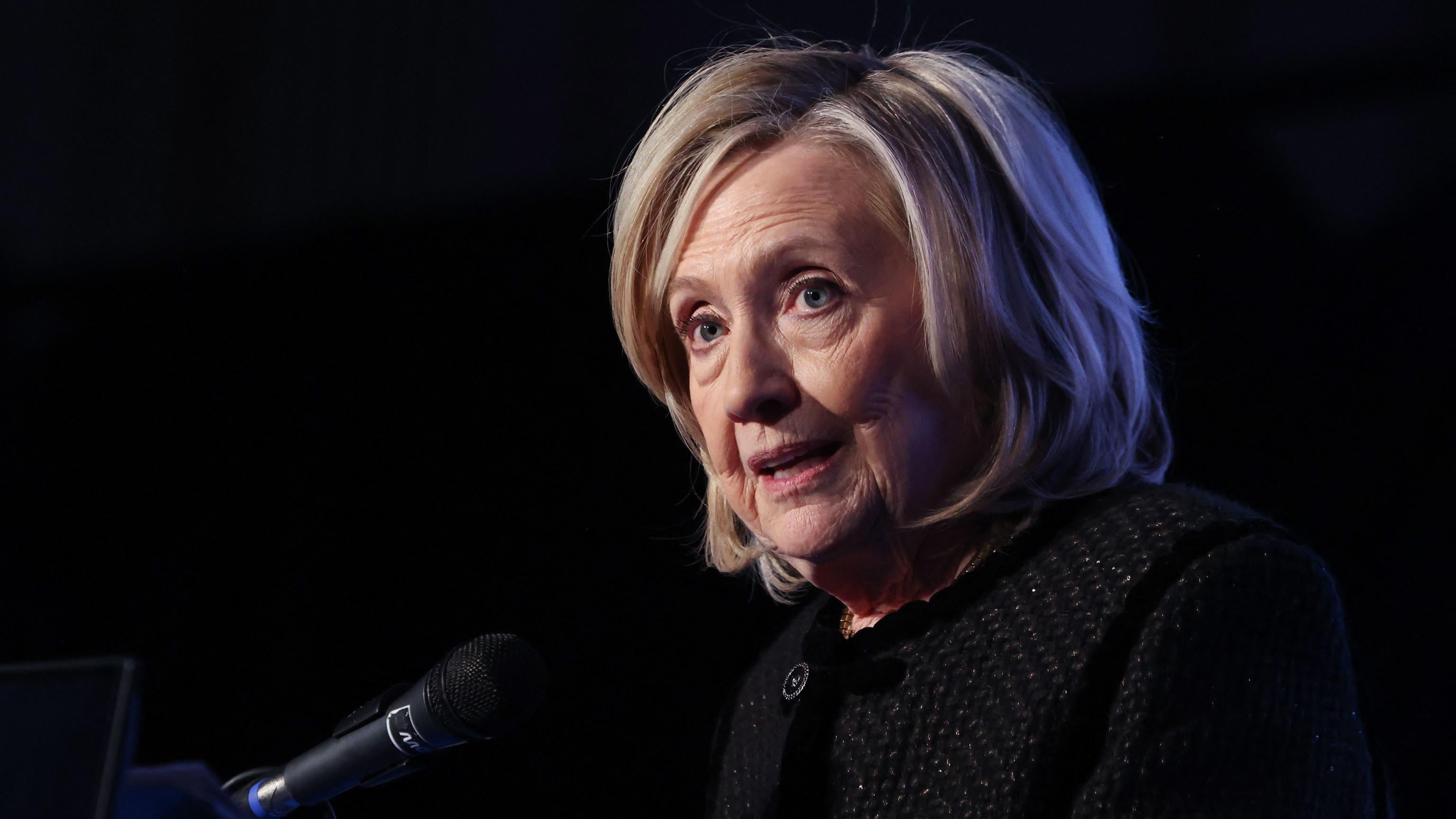 Epstein, la Clinton: "Mai incontrato". Le foto di Hawking