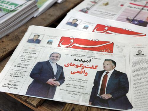 Roma torna la sede dei colloqui Usa-Iran. Allarme Aiea: "Teheran non lontana dall'atomica"
