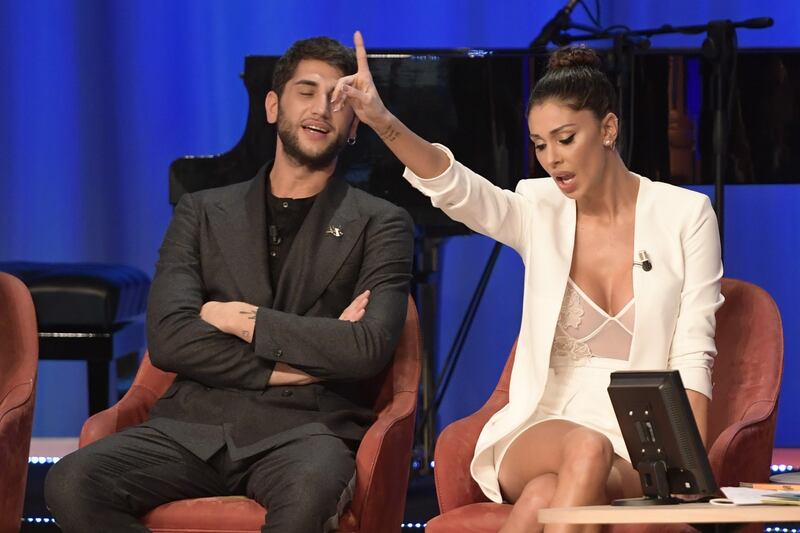 Belen Rodriguez sexy al Maurizio Costanzo Show 6