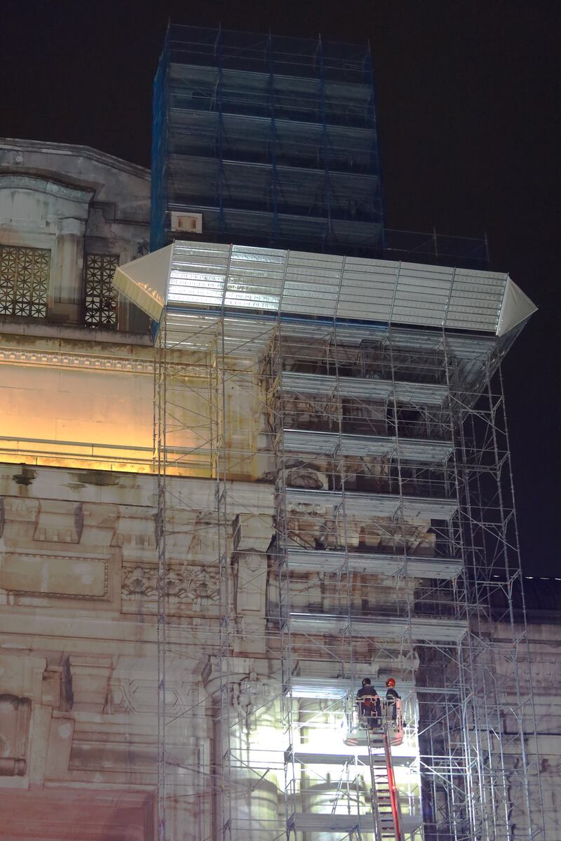 Milano, un uomo si arrampica sulla facciata della stazione Centrale 9