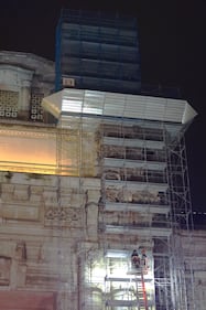 Milano, un uomo si arrampica sulla facciata della stazione Centrale 9