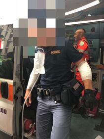 Milano, si dà fuoco in strada: le foto degli agenti feriti 7