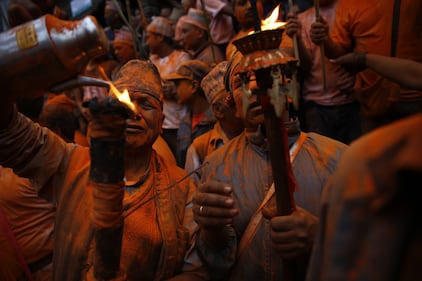 Bhaktapur si colora per il festival nepalese del Sindoor 3