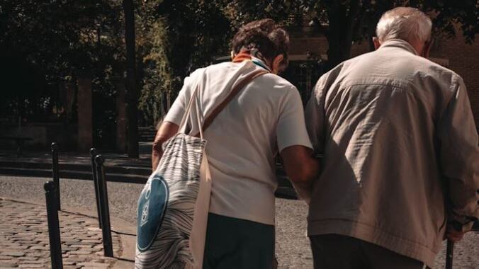 Se la sorella maggiore fa la mamma-badante