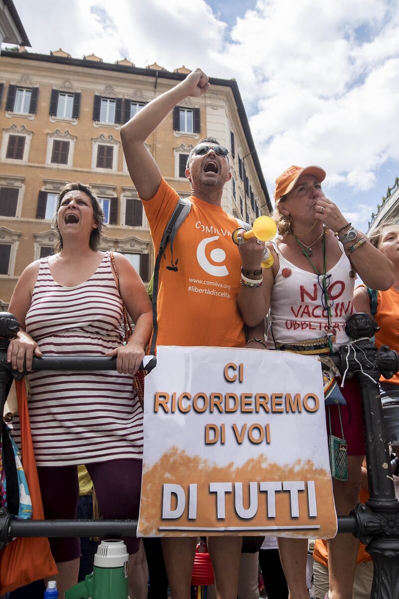 Decreto Vaccini, la protesta dei no-vax davanti a Montecitorio 1