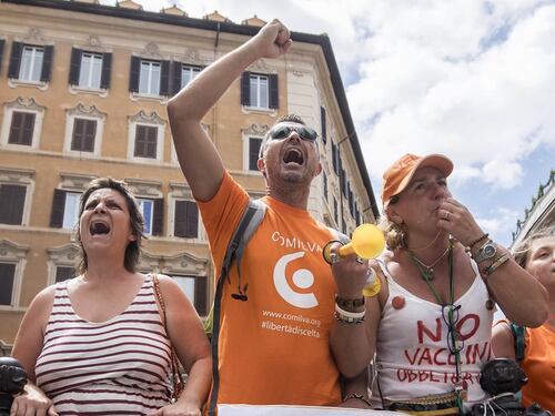 Decreto Vaccini, la protesta dei no-vax davanti a Montecitorio