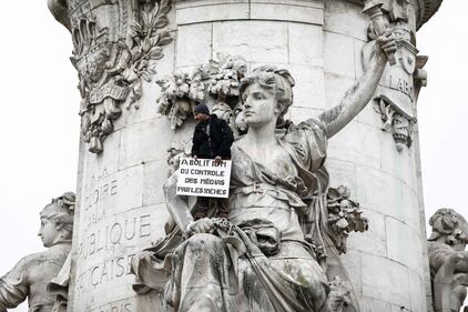 I Gilet gialli invadono Parigi nella quinta giornata di proteste 1