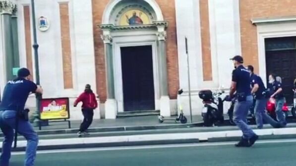 Statue sfregiate e gesti choc: chi è il ghanese fermato a Roma