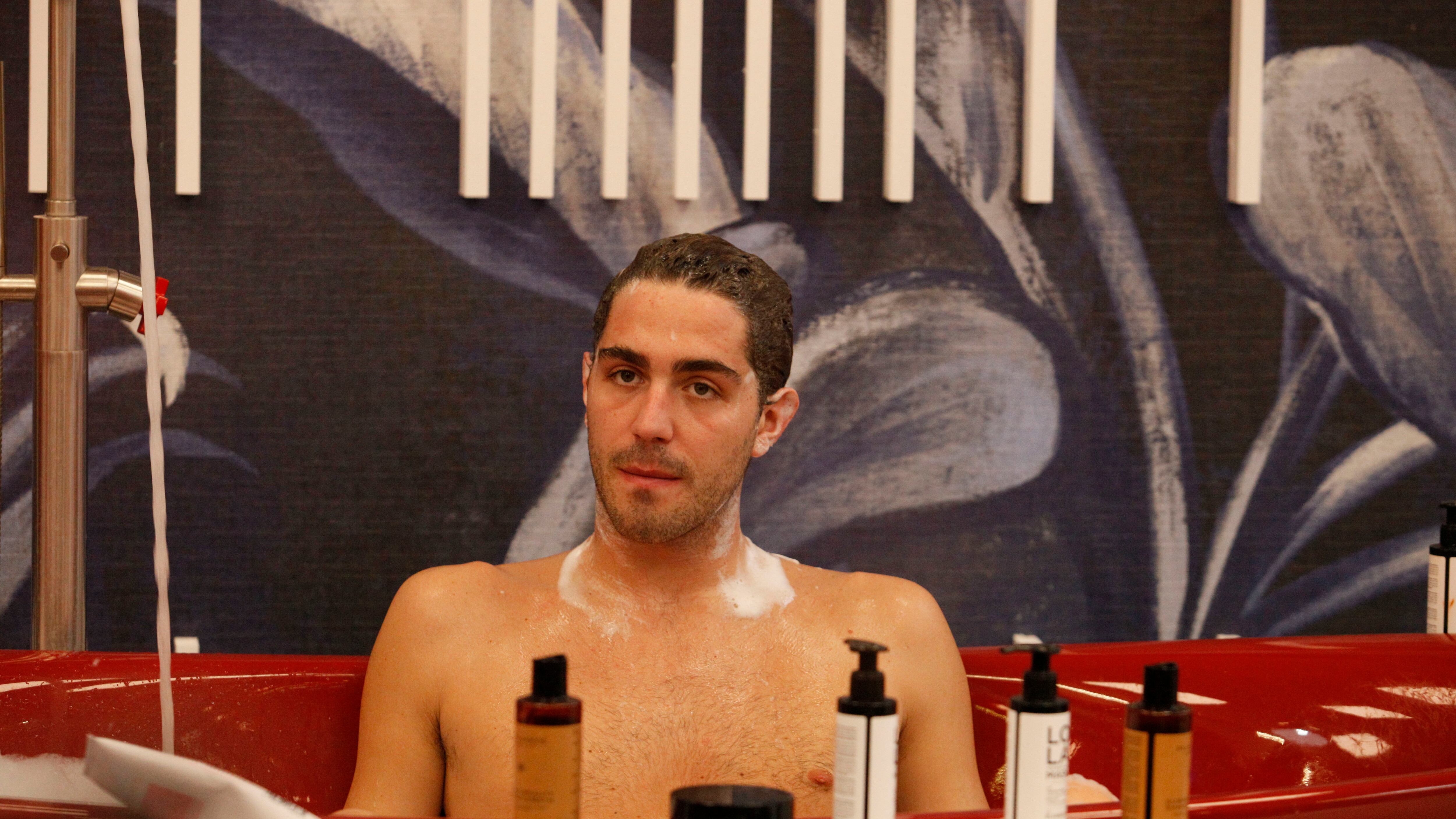 Tommaso Zorzi ha perso il buon senso e si fa le foto dalla tazza del bagno