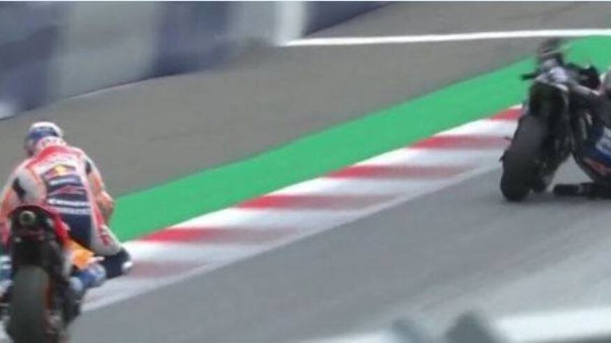 Viñales resta senza freni e si butta a terra a 220 km/h