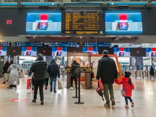 Troppi dipendenti positivi, ferrovie nel caos. Centinaia di treni locali cancellati ogni giorno