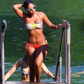 Fanny Neguesha: dopo Balotelli, relax in spiaggia in bikini hot 3