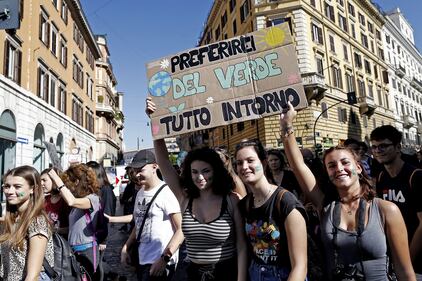 Roma, gli studenti in piazza per il clima 11