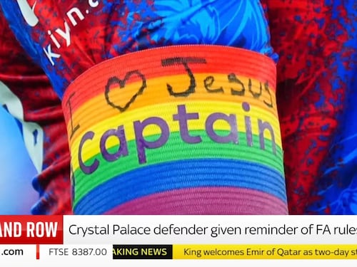 Premier League, scritta per Gesù sulla fascia Lgbt: Guehi rischia la squalifica