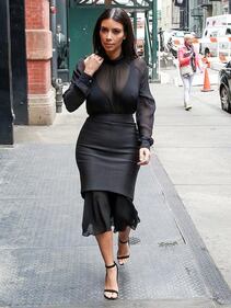 Kim Kardashian, maglietta bagnata senza reggiseno 52