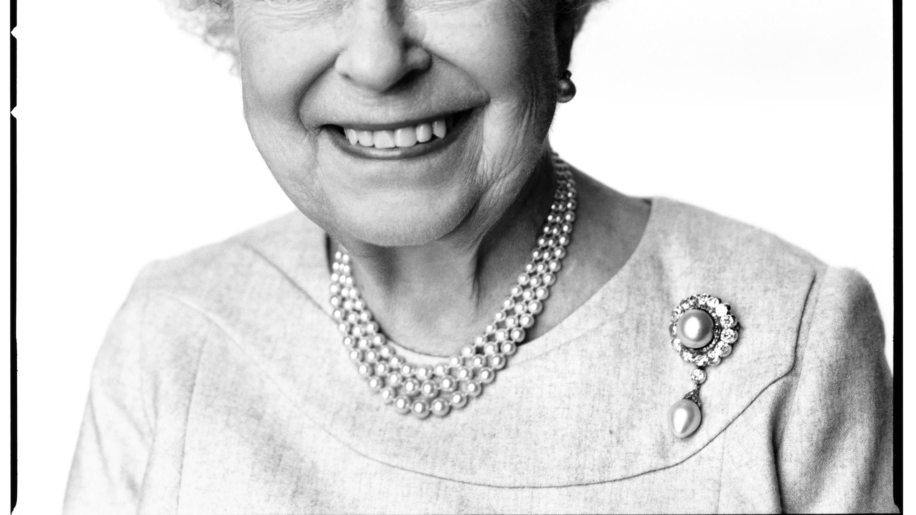 A 88 anni la regina Elisabetta fa la modella per il suo Paese